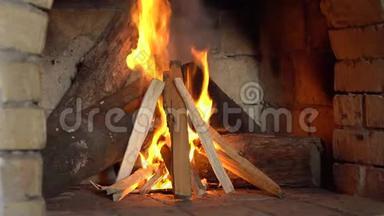 火在壁炉里燃烧，为了保暖